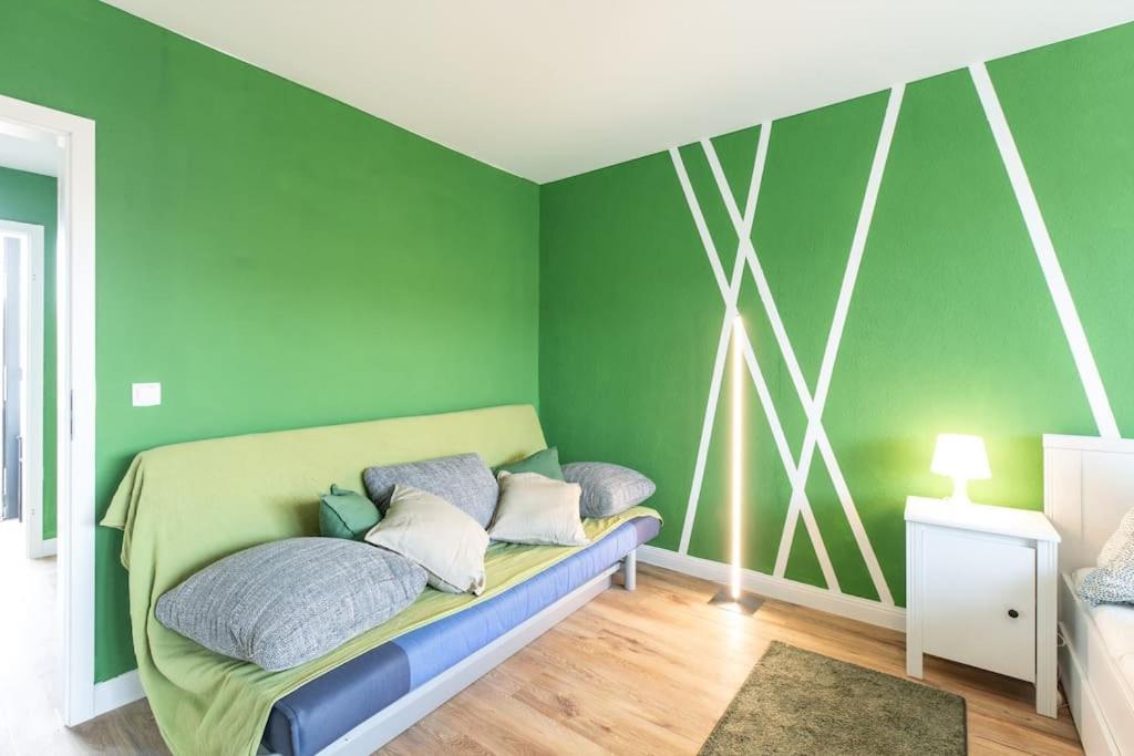 Nature Inspiration Apartment With Balcony & Grill Bbq In Duisburg Mitte Central Station 10 Mins & Big Tv With Photo Lights Esterno foto