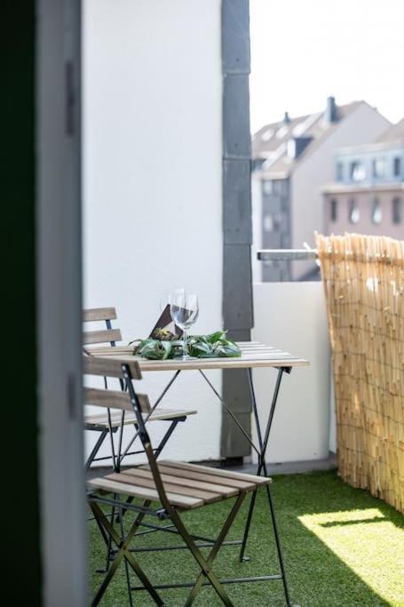 Nature Inspiration Apartment With Balcony & Grill Bbq In Duisburg Mitte Central Station 10 Mins & Big Tv With Photo Lights Esterno foto