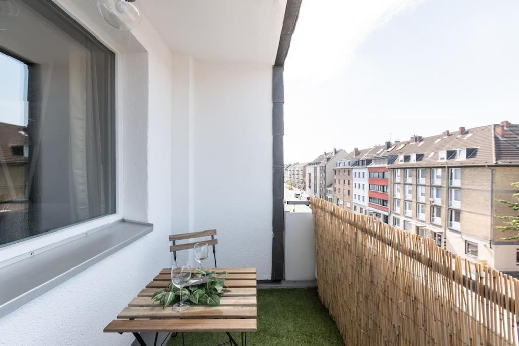 Nature Inspiration Apartment With Balcony & Grill Bbq In Duisburg Mitte Central Station 10 Mins & Big Tv With Photo Lights Esterno foto