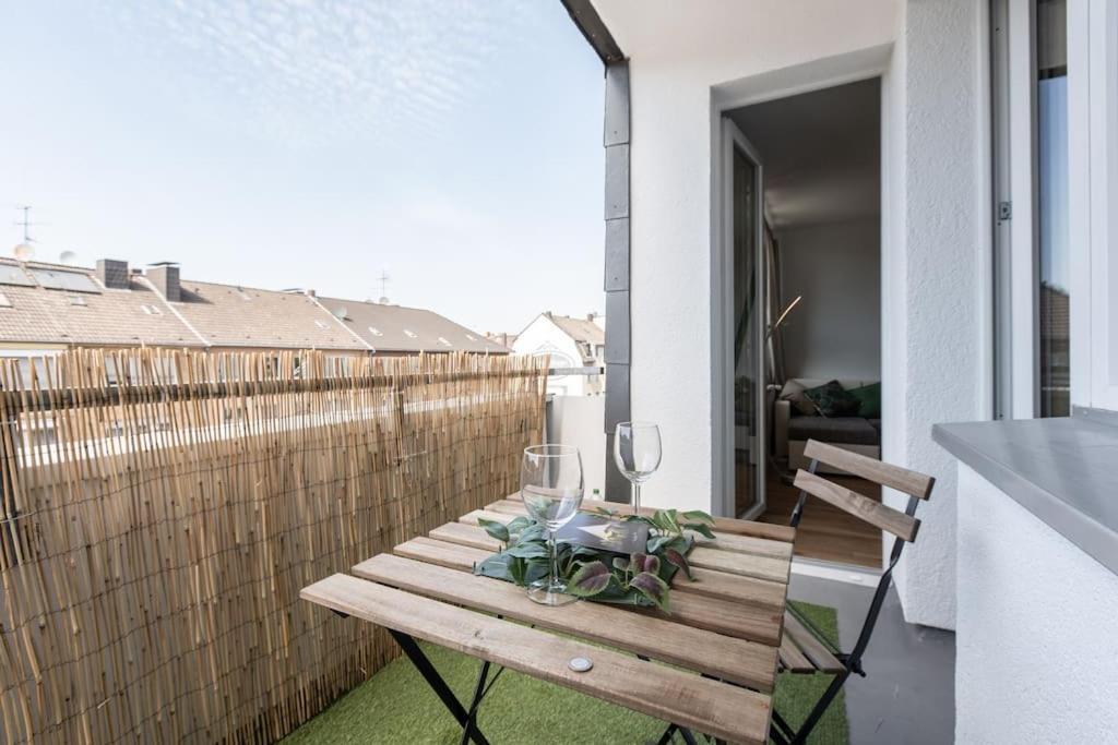 Nature Inspiration Apartment With Balcony & Grill Bbq In Duisburg Mitte Central Station 10 Mins & Big Tv With Photo Lights Esterno foto